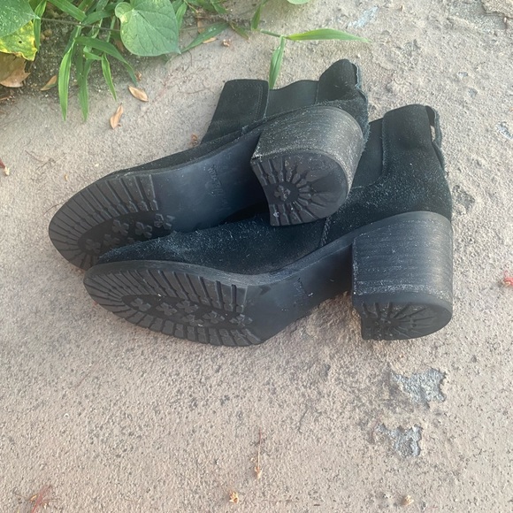 Sam Edelman Hanley suede black pull on booties in size 8 with 2.5” heel. - Picture 9 of 11